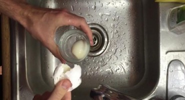 Doručkovala kuhano jaje kada je osjetila nešto tvrdo pod zubima. Nije mogla vjerovati što je pronašla