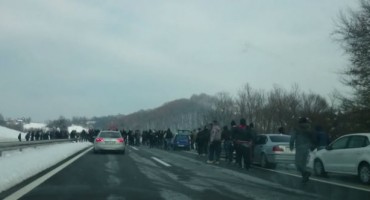 Pogledajte sukob Bad Blue Boysa i Torcide nasred autoceste!