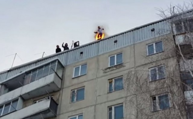 Vratolomija ludog Rusa: Zapalio svoje noge i skočio sa devetog kata