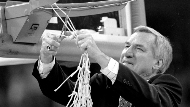  Preminuo je  legendarni košarkaški trener: Dean Smith