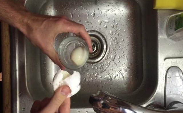 Kako brzo oguliti kuhano jaje bez da opčete prste