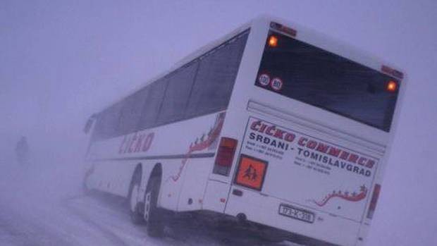 Autobus s učenicima kod Livna sletio s ceste