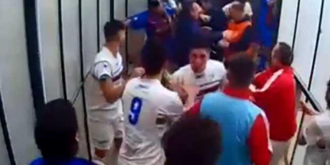 Nezapamćeni neredi prekinuli derbi: Klubovi zaradili nevjerojatnih 59 utakmica suspenzije