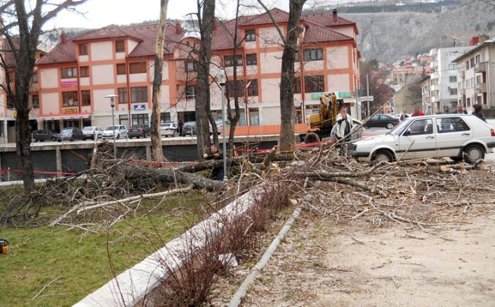 Livno: Topola pala na Golf