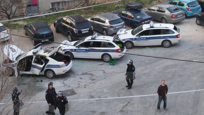 Huligani u Splitu napali policiju i zapalili im automobil, policija pucala u zrak