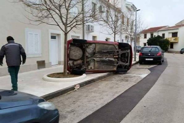 prevrnuto auto bura