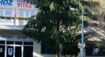 Skandalozno: Policija u Vitezu skidala hrvatske zastave