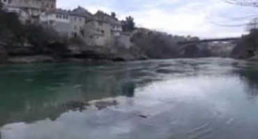 Mostar: Vodena sirena u Neretvi ispod Starog mosta