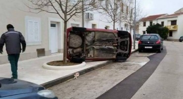 Na Pagu orkanski vjetar prevrnuo auto, u Rijeci odletio krov škole