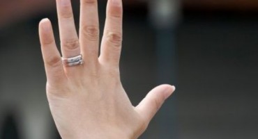 Naručila suprugu nove traperice za Božić, no nije znala da će u džepu biti iznenađenje