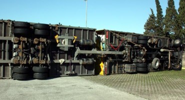 Mostar: Vjetar prevrnuo šleper, mnoga naselja bez struje i vode