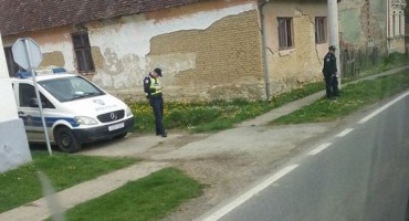 Snalažljiva Hrvatska policija: Pogledajte 'sačekušu' iza bandere