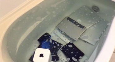 Otkrila da je dečko vara pa mu bacila sve Appleove gadgete u kadu punu vode