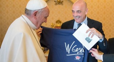 Papa od talijanskog novinara dobio majicu 'Viva la Gospa' i knjige o Međugorju