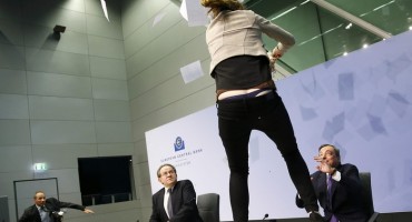 Djevojka se popela na stol i napravila neviđeni incident!