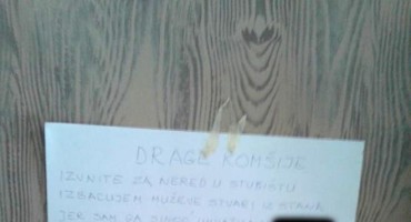 Bugojno: Žena jutros izbacila muža iz stana zbog preljube! Evo što je napisala na vratima