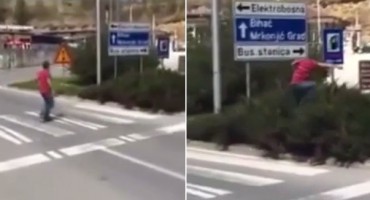 PJEŠAČKI PRIJELAZ U JAJCU KOJI NE VODI NIKAMO Pogledajte gdje je završio ovaj mladić