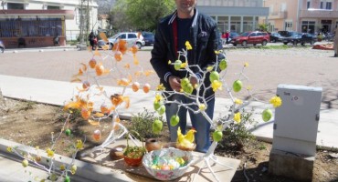 Mostarac sam pravi uskršnja drvca i na njih stavlja unikatne ukrase