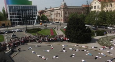Mostar i Zagreb: Studenti nepomično ležali 147 sekundi za Keniju