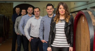 Grupa Rondo na melodijama Mostara sa pjesmom Hercegovci