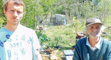 TUŽNA PRIČA IZ GRABA: Otac i dvojica sinova žive zatrpani otpadom 