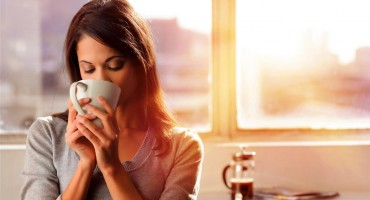 žena, kava, zapažanja