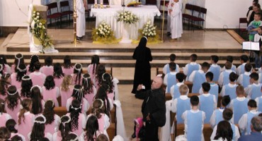 U župnoj crkvi Krista Kralja u Čitluku 77-ro djece primilo sakrament Prve svete pričesti 