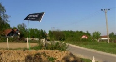 Islamističke zastave osvanule kod Tuzle, kakve se poruke šalju lokalnim Hrvatima