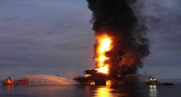  Vatra na platformi Abkatun