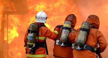 Livno: Gore gume, smeće i leševi životinja, vatru gasio i helikopter OS BiH