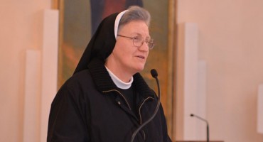 Sestra Ljilja Pehar iz Mostara šije odoru za Papu Franju