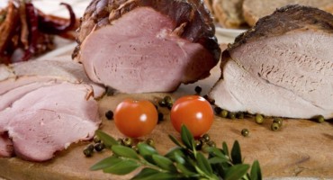 Šunka je osnovna namirnica blagdanskoga ručka za Uskrs. No, je li zdravo jesti to polutrajno meso u velikim količinama?