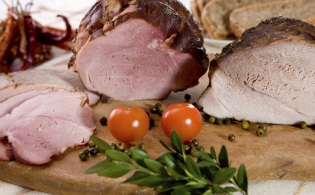 Šunka je osnovna namirnica blagdanskoga ručka za Uskrs. No, je li zdravo jesti to polutrajno meso u velikim količinama?