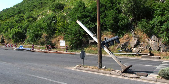 Mostar: Kamion srušio semafor na Bulevaru