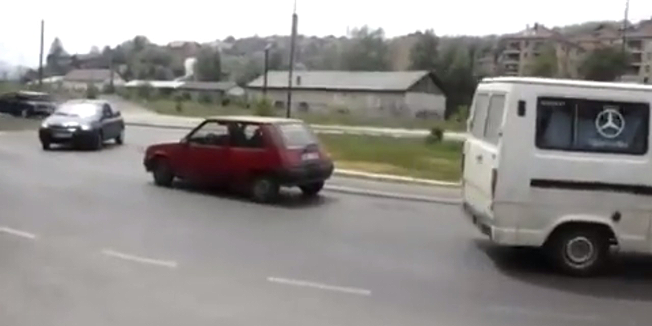 HIT NA INTERNETU: Sarajlija na kružnom toku vozio unazad