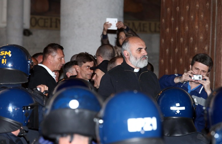 Tko je svećenik koji je spriječio sukob policije i prosvjednika