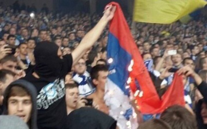 zapaljena zastava srbije