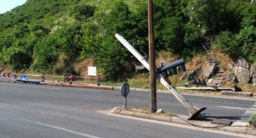Mostar: Kamion srušio semafor na  Bulevaru