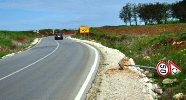 Nova moda: Vikendom u Brotnju prometni znakovi odmaraju u vodoravnom položaju 