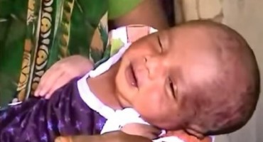 Tek rođenu bebu držali za vrat i tjerali da 'hoda'