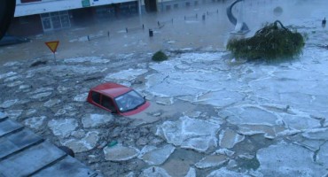 Strava u Srbiji: Voda guta automobile