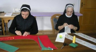 Školske sestre franjevke iz Livna pripremaju štole za papu Franju
