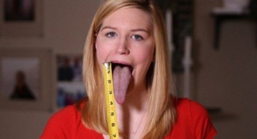 Djevojka zbog dužine jezika želi u Guinnessovu knjigu