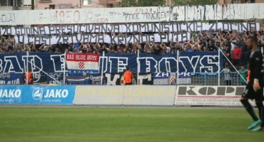 Bad Blue Boysi izvjesili transparent ’20 godina prešućivanja komunističkih zločina’