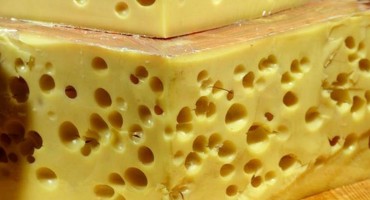 Konačno otkriveno zašto švicarski sir ima rupe