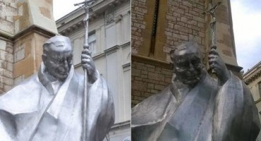 Skandalozno: Oštećen spomenik papi Ivanu Pavlu II u Sarajevu