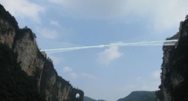 Kina gradi stakleni most preko provalije