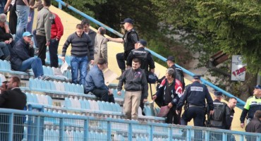 Utakmica u Lukavici između Slavije i Sarajeva prekinuta 20 minuta zbog nereda na tribinama