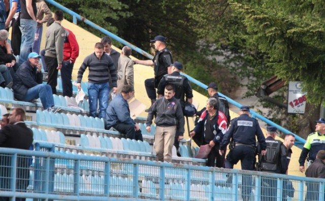 Utakmica u Lukavici između Slavije i Sarajeva prekinuta 20 minuta zbog nereda na tribinama