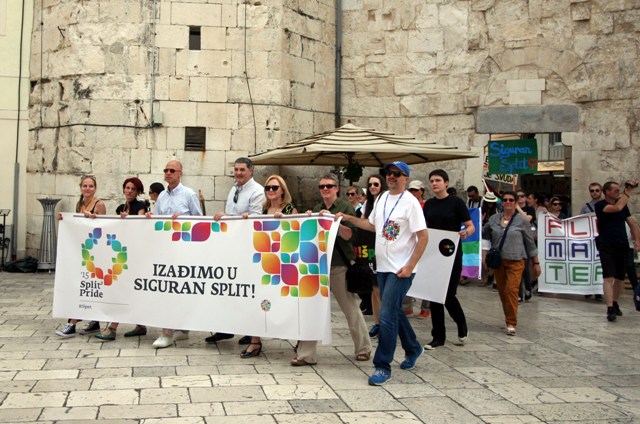 DEBAKL GAY PARADE U SPLITU: Tek 100-njak sudionika, većinom političara i stranaca, a od Splićana ni “S”